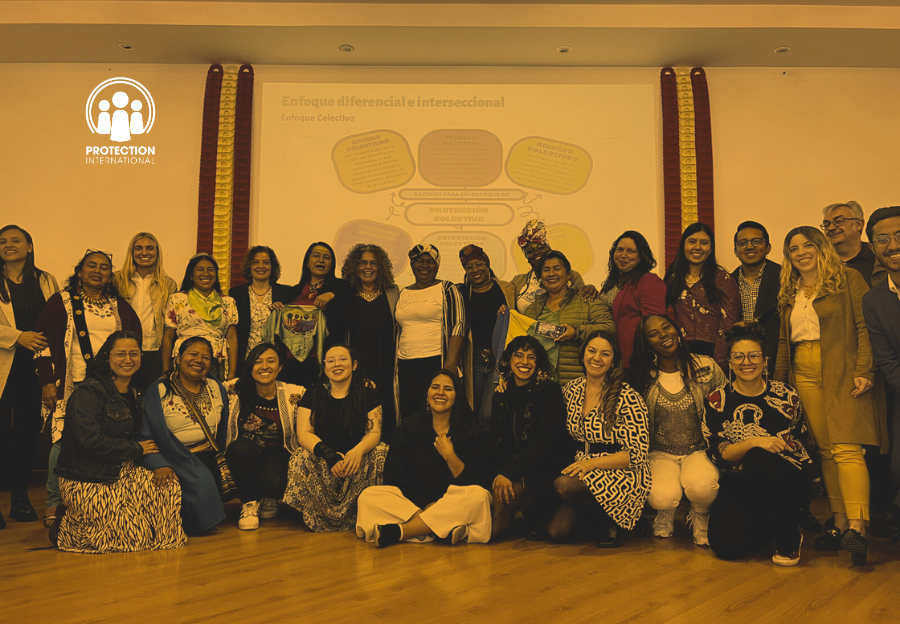 Mujeres defensoras de DDHH con delegados de entidades de gobierno, Estado, embajadas y organizaciones nacionales e internacionales. Foto propiedad de Protection International – PI y Oxfam Colombia.